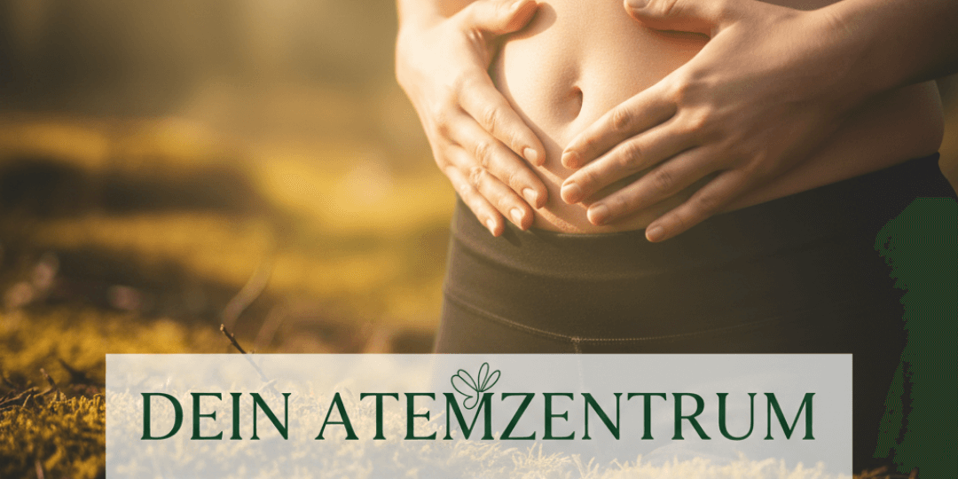 Nahaufnahme von Händen auf dem Oberbauch zur Übung der Zwerchfellatmung im Freien.