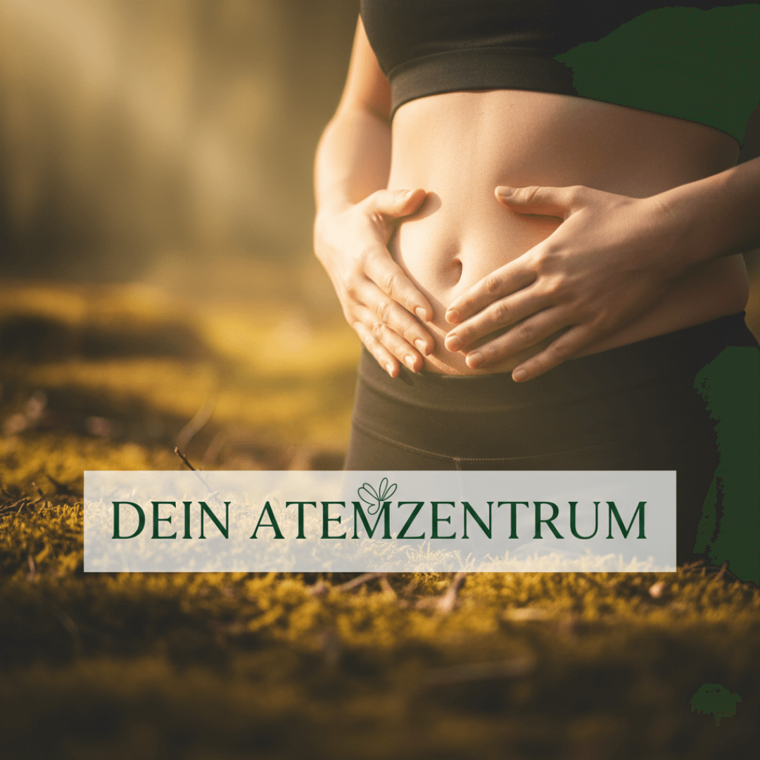 Nahaufnahme von Händen auf dem Oberbauch zur Übung der Zwerchfellatmung im Freien.