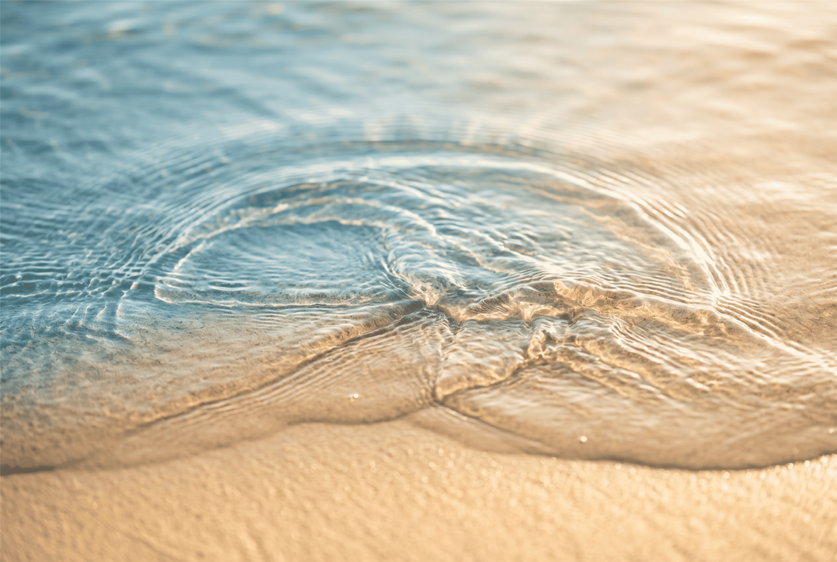 Sanfte Wasserwellen im goldenen Sonnenlicht als Symbol für fliessende Atembewegung und innere Ruhe.