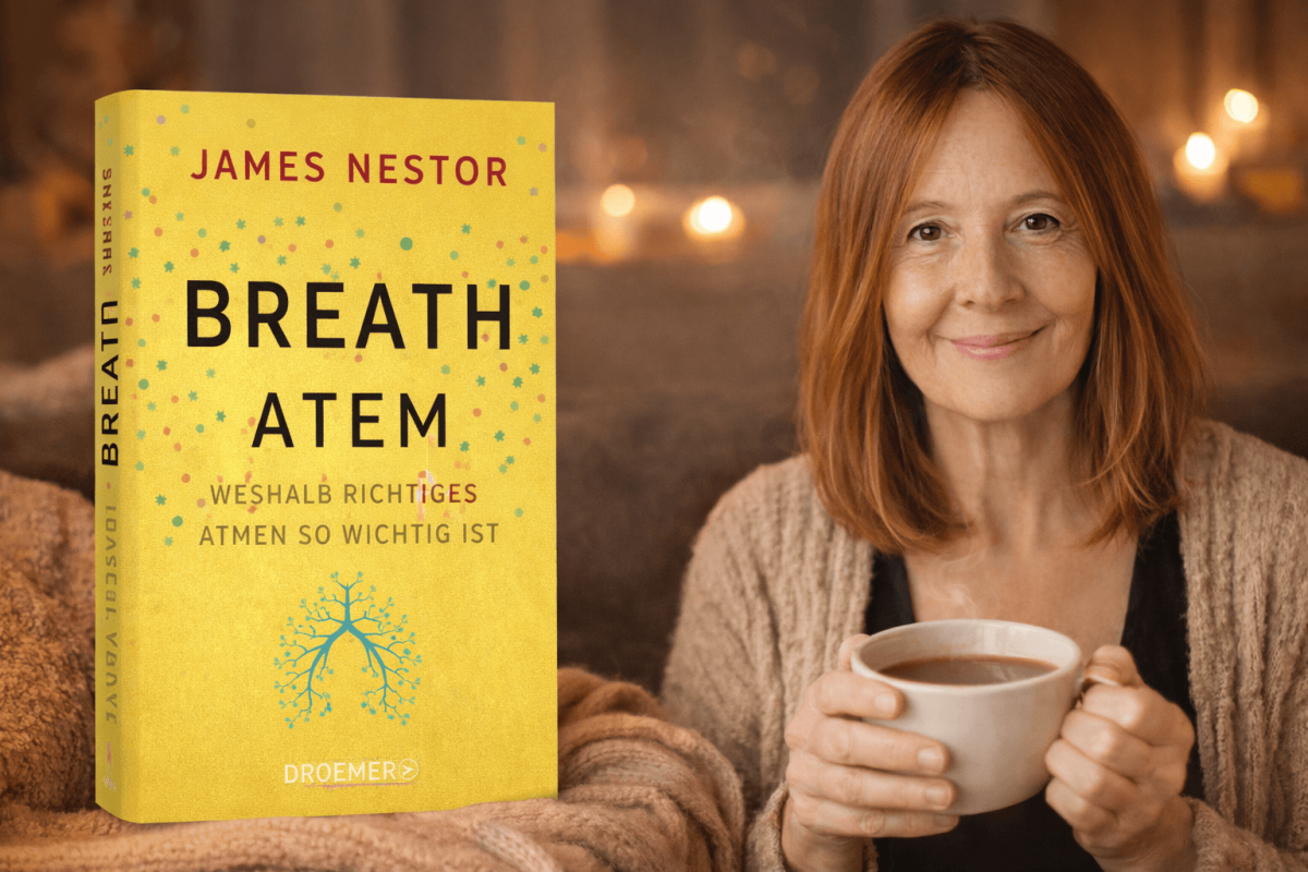 Das Buch «Breath - Atem» von James Nestor neben einer Frau, die eine Tasse Tee hält – Inspiration für Atem-Heilkraft.