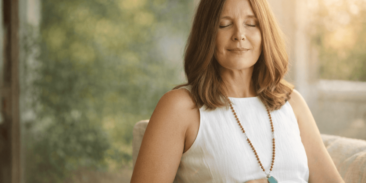 Frau in Diegten praktiziert Atem-Heilkraft zur Entspannung des Nervensystems.